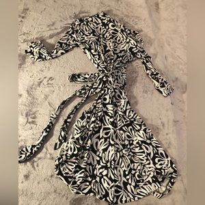 Dvf 100% silk wrap dress classic black and white pattern and look